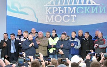 Ông Putin vượt cầu đường sắt dài nhất châu Âu đến Crimea