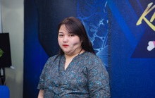 Cô gái vỡ òa hạnh phúc sau phẫu thuật đắp lỗ lõm sao hỏa trên mặt