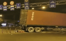 CLIP: Kinh hoàng xe container nổ lốp, phi thẳng qua làn xe máy ở TP HCM