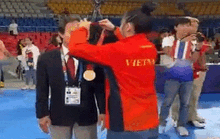 Hình ảnh cảm động Châu Tuyết Vân cùng đồng đội trao huy chương cho thầy