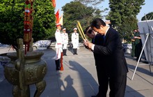 Nguyên Thủ tướng Nguyễn Tấn Dũng cùng lãnh đạo TP HCM dâng hương tại nghĩa trang liệt sĩ