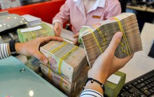 Khách đổ xô tới ngân hàng, nhân viên 'không có cả thời gian uống nước'