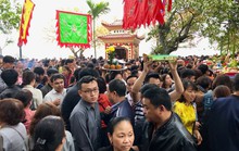 Biển người chen chân cầu tài lộc tại phủ Tây Hồ ngày đầu tiên đi làm sau nghỉ Tết