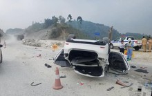 Xe Mazda 6 lật ngửa trên cao tốc Nội Bài-Lào Cai, 3 người bị thương