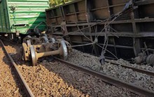 Bất an với... tàu lửa trật bánh