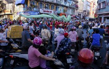 Hàng ngàn người đổ về quận 5 chơi Tết Nguyên tiêu