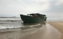 Nỗ lực cứu tàu sắt mắc cạn nhưng bất thành
