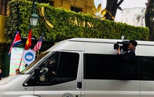 Phóng viên Triều Tiên nhoài người ra cửa xe quay Chủ tịch Kim Jong-un