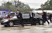 Tại sao ông Kim Jong-un để cận vệ chạy theo xe?
