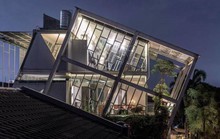 Ngôi nhà nghiêng 20 độ giữa khu nhà giàu