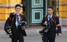 Soi đồ nghề của phóng viên Triều Tiên tháp tùng Chủ tịch Kim Jong-un