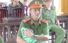 Cảnh sát bảo vệ làm bảo mẫu bất đắc dĩ tại tòa