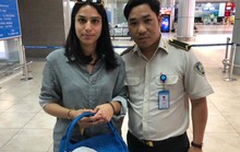 Nhân viên sân bay tìm du khách trả lại hơn 100 triệu đồng để quên