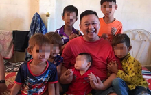 Chụp ảnh với nhiều trẻ em, Minh Béo lại gây phản cảm