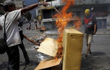 Venezuela: Người dân phóng hỏa gần dinh tổng thống vì mất điện