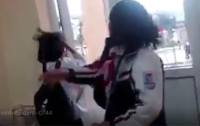 Clip nữ sinh trường THCS đánh bạn dã man trong sự reo hò, cổ vũ