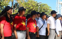 Đặc biệt lễ chào cờ ở Trường Sa của Việt kiều từ khắp nơi trên thế giới