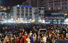 Biển người chen chân ở chợ đêm Đà Lạt dịp lễ 30-4