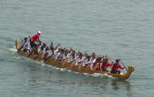 Hàng ngàn người dân nô nức xem đua thuyền trên sông Nhật Lệ