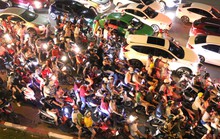 TP HCM: Hàng ngàn người đổ dồn xem pháo hoa, nhiều tuyến đường kẹt cứng