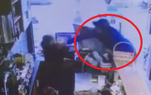 Nam thanh niên cầm gạch đập đầu nữ nhân viên quán trà sữa vì không đổi được tiền lẻ