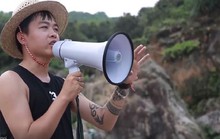 Giám đốc đi nhặt rác