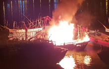 Đà Nẵng: Tàu cá trị giá 1 tỉ đồng bốc cháy dữ dội lúc rạng sáng