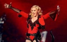 Madonna gây sốc khi hát 2 bài, bỏ túi 1 triệu USD