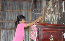 Nhói lòng bé gái rơi nước mắt khi được Báo Người Lao Động tặng nhà nhân ái