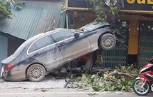 Xế hộp Mercedes bất ngờ leo lên cây bàng, tài xế bị thương