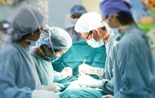 Sợ cảnh bé gái bị cây tre kiểng đâm xuyên hậu môn lên ổ bụng