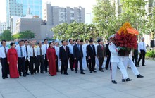 Lãnh đạo TP HCM dâng hương, dâng hoa Chủ tịch Hồ Chí Minh