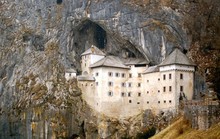 Mê cung hang động dày đặc bên trong tòa lâu đài vách núi