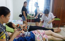 Hơn 50 khách du lịch nhập viện cấp cứu sau tiệc hải sản ở biển Hải Tiến