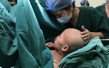 Bác sĩ dốc sức cứu chữa người mẹ ung thư vú để mẹ được ôm con vào lòng