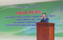 Hơn 1.200 học sinh nghỉ học đón nhà báo quốc tế, tiến sĩ Lê Hoàng Anh Tuấn