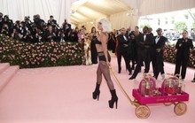 Lady Gaga khoe nội y, Katy Perry hóa đèn chùm