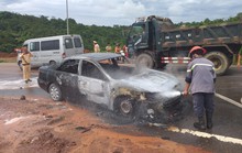 Ôtô 4 chỗ bốc cháy ngùn ngụt trên quốc lộ