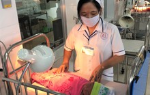 Bác sĩ, điều dưỡng thay phiên chăm sóc bé gái sơ sinh bụ bẫm bị bỏ rơi