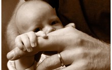 Vợ chồng Hoàng tử Harry hé lộ ảnh mới của con trai đầu lòng
