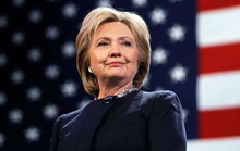 Bà Clinton chưa thể hạ cánh an toàn