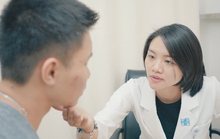 Một người đàn ông bị hành hạ vì căn bệnh lão hóa da trẻ