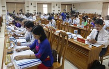 Đại biểu họp HĐND được cấp bình nước thủy tinh... to đùng