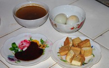 Lương không đủ sống, công nhân phải giật gấu vá vai