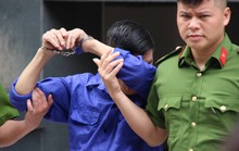 Ông trùm Hưng kính liên tục lấy tay che mặt, tránh ống kính phóng viên khi ra tòa