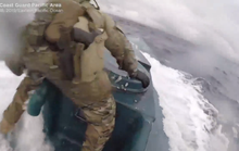 Tuần duyên Mỹ rượt tàu bán ngầm chở ma túy như phim hành động