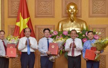 Các ông Vũ Viết Ngoạn, Nguyễn Văn Tùng nhận sổ hưu