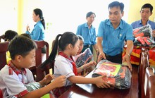 AN GIANG: Tặng cặp phao cứu sinh cho con công nhân vùng lũ