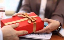 Cán bộ nhận quà tặng do không từ chối được, phải tổ chức bán công khai nộp ngân sách