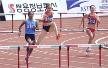 Quách Thị Lan nhận HCV chạy rào ASIAD 18